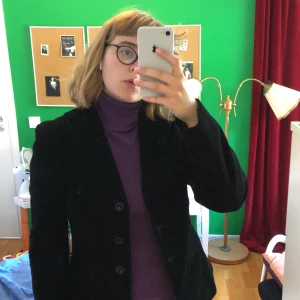 Svart manchesterkavaj  - Svart manchesterkavaj från Rossella Spera, vintage och mycket fin :) Mötas eller leverera