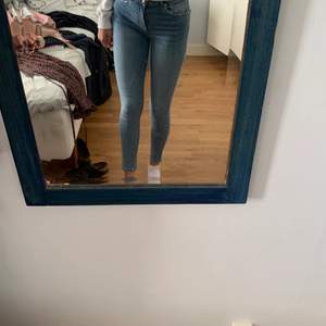Tighta jeans från Bikbok storlek Xs sitter väldigt snyggt. Har inte använt så mycket så inget fel på dem, skriv för frågor