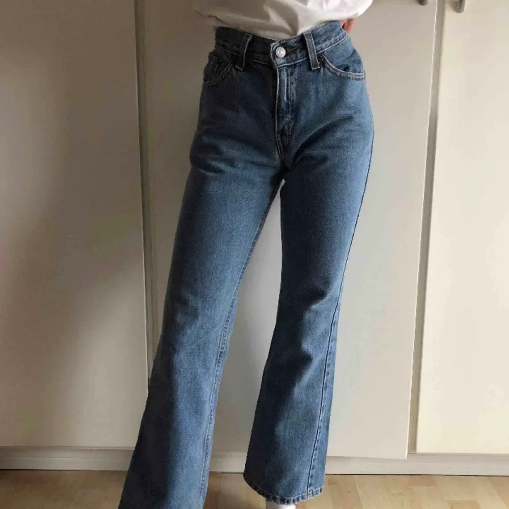 Obs. Lånade bilder! Säljer dessa underbara Levi’s jeans som jag köpt från plick. Sjukt fina men har dessvärre blivit för små för mig🙁 köparen står för frakt 📦💕 dm:a för fler bilder och info🦋. Jeans & Byxor.