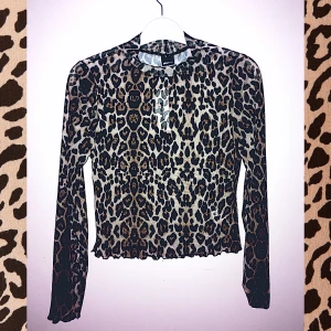 Leopardmönstrad Topp - Strl L - Helt oanvänd leopardtröja från Gina Tricot (storlek L). Långärmad och skir/tunn topp med prislappen kvar.