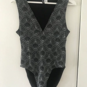 Glittrig body - Inköpt från H&M för ca 3-4 år sen. Använd 2-3 gånger, fint skick.
