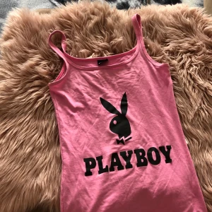 Playboy linne  - Rosa klarrosa linne med Playboy kanin :) 💓 tyvärr för liten för mig :( 