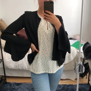 Kavaj med utsvängda armar - Kavajen är väldigt tunn så den är skön och enkel att använda nu under sommaren:) För mig är den trång i armarna men det beror på att den är i storlek XS. Det charmiga med jackan tycker jag är att den har utsvängda armar