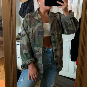 Camouflage jacka  - Camouflage jacka som passar perfekt till hösten eller en kall sommarnatt! Använd någon gång och är i superfint skick! 