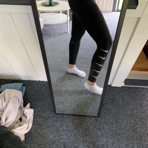 Träningstights - Köpta för 450kr, änvänd fåtal gånger! Köparen står för eventuell frakt.