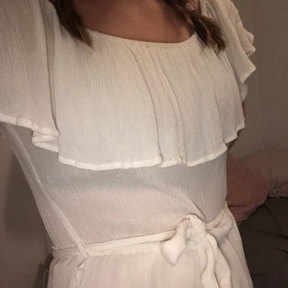 Använd 2 gånger, kan användas som off shoulder eller med ärmarna på axlarna 💞 mycket bra skick, frakt på 44 kr💘. Klänningar.