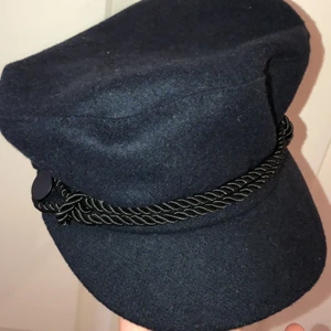 Skepparmössa - Fin oanvänd skepparmössa från Bikbok. Köparen står för frakten. Fraktar endast.