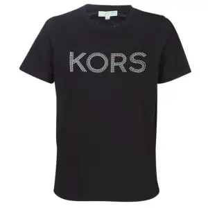 Skön t-shirt med tryck av runda nitar från MIKAEL KORS. T-shirten är tillverkad i en härlig bomullskvalitet och passar bra till vardags. - Mjuk, stretchig kvalitet - Rundad halsringning - Rak passform