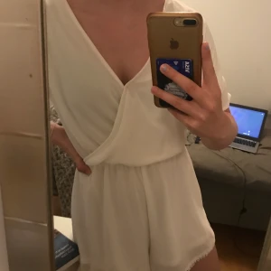 Playsuit - Väldigt fin, endast använd på en skolavslutning. Har en fläck på ena benet annars fint skick 💓 frakt tillkommer på 44 kr:))) 