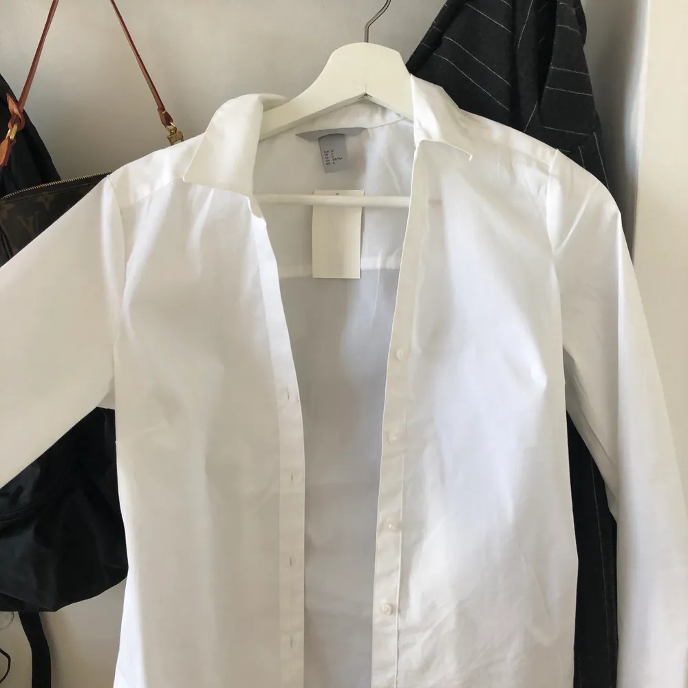 Aldrig använd vit skjorta med prislapp kvar som tyvärr inte kommit till användning pg av fel storlek😊. Skjortor.