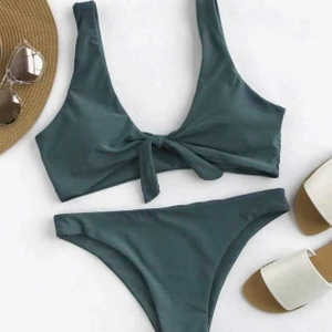 Bikini - Fin oanvänd bikini från SHEIN. Storlek: L men passar M. Köparen står för frakten. Fraktar endast.