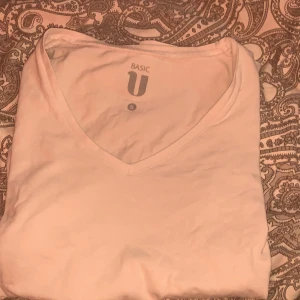 T-shirt - Använd typ 3 ggr väldigt skön men används inte mer vet inte original priset men skulle tro 200