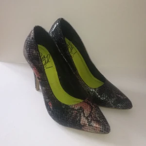 China girl klackar i stl. 36 - Helt oanvända då de är lite små, de är små i storleken. Ormskinnsmönstrade i nyanser av rosa/rött, brunt, grått och svart. Priset är inklusive frakt och skickas med posten lätt spårningsbart 63kr alt. Hämtas på Södermalm.