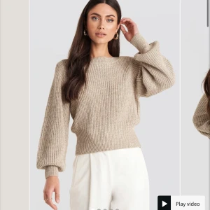 Stickad tröja - Fin stickad tröja, ’’twisted pullover”, från NAKD. Väldigt skön med fin passform, men kommer tyvär inte till användning där av säljer jag den. Köparen betalar frakten 