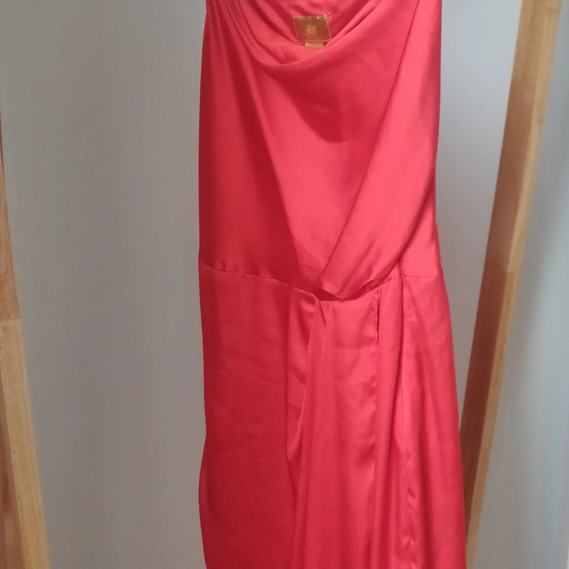 Klarröd silkig klänning