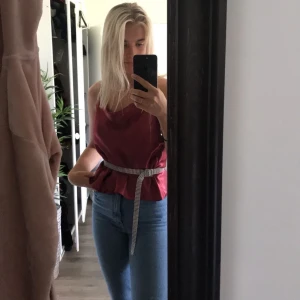 ” vinrött ” silkeslinne  - Storlek 38 från topshop, men passar mig som är 36 också! Köptes för 249kr