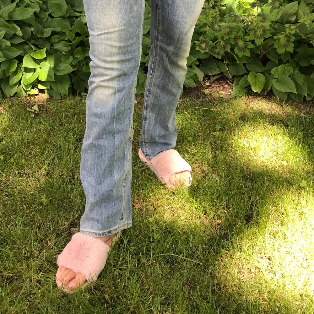 SKITsnygga lowwaisted, lite bootcut jeans från acne! Väldigt mjuka och jättefin wash. Säljer pga de tyvärr blivit för små för mig :( Skulle säga att de är en XS! Frakt 63kr tillkommer.. Jeans & Byxor.