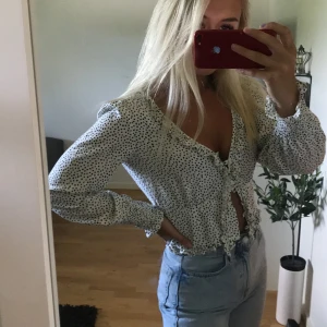 Perfekt topp! - En prickig blus/topp som är perfekt till sommaren! Finns fler knappar som man kan knäppa om man vill ha den mer stängd! Buda! Ledande bud: 200kr budgivning avslutas ikv!