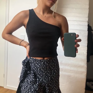 Oanvänd one shoulder topp NAKD - Säljer min oanvända pne shoulder topp från NAKD. Svart och ribbat material. Storlek xxs men skulle säga att det mer är en xs/s. Frakt tillkommer på 45kr! 