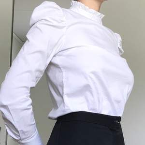 Jättefin vit skjorta med hög krage och spets från Object! Knäppning i ryggen. Säljer då den tyvärr ej kommit till användning. Köpt för 330 kr och endast använd en eller två gånger 💕