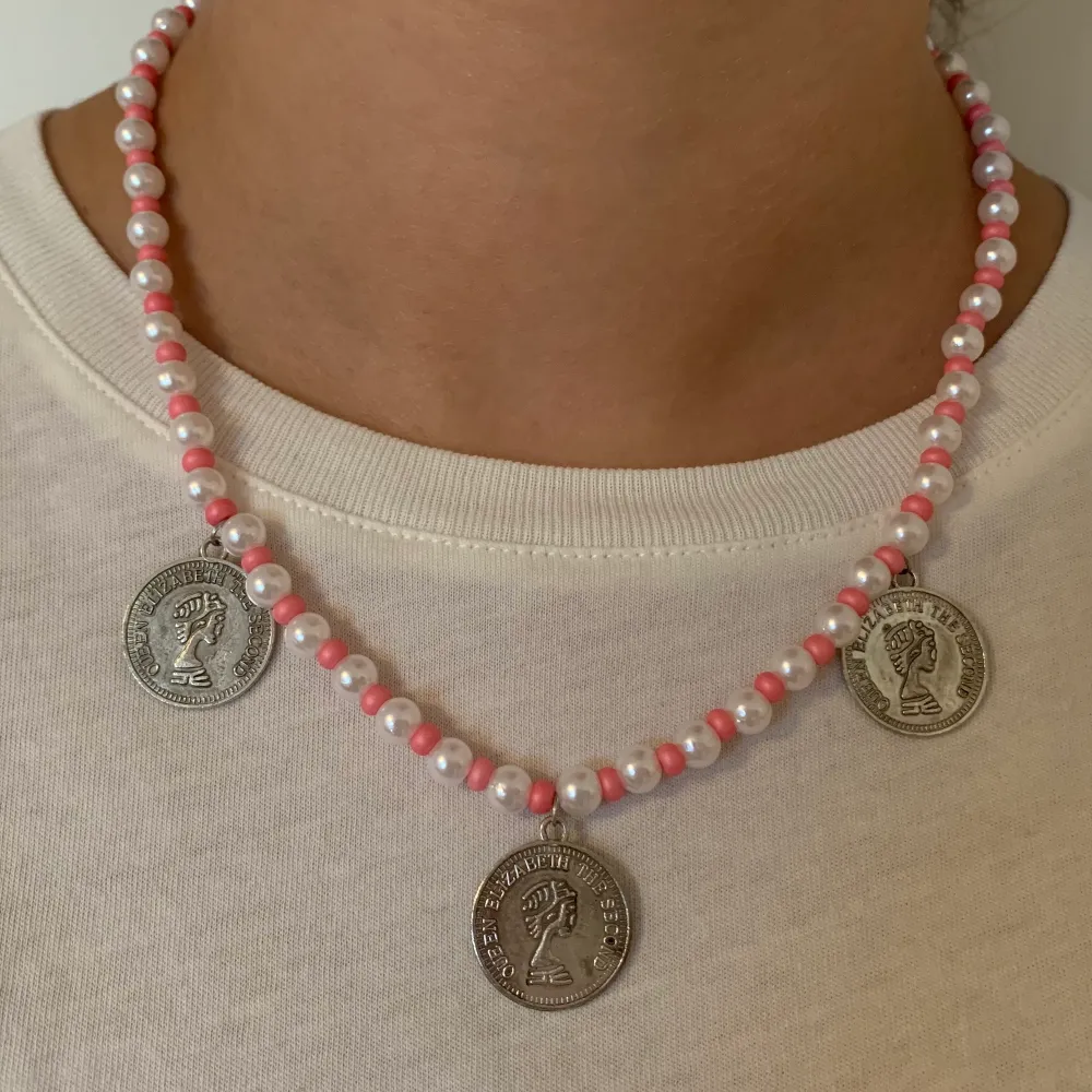 Pärlhalsband med berlocker av antikt silver🤩 75kr (inkl frakt)⚡️ Har ett fäste där bak✨ Tillkommer i en fin liten påse😍 Först till kvarn!! Kontakta mig vid frågor och intresse🥰. Asusteet.