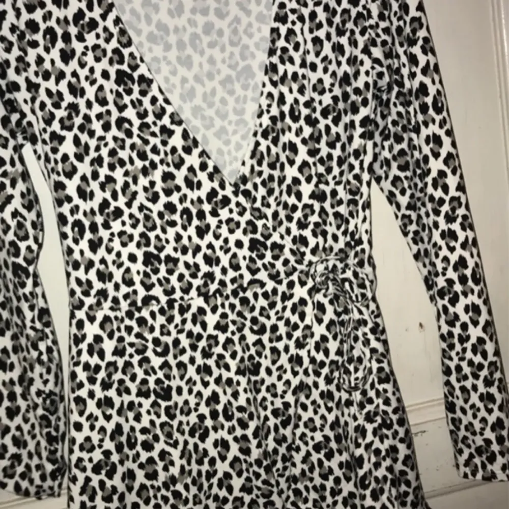 Säljer denna klänning i leopardmönster från H&M då den inte riktigt faller mig i smaken. Kan mötas upp annars står köparen för frakten.. Klänningar.