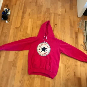 Rosa converse hoodie - Vet ej storleken men passar mellan xs-m. Skriv för mer info!