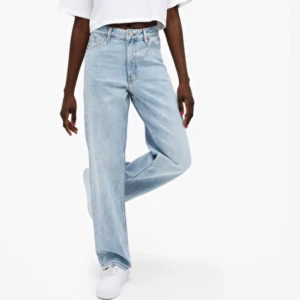 Monki jeans - Säljer ett par monki jeans i storlek 24, säljer den pga jag vill ha ett par längre jeans som jag kan växa i💞 använt ett par gånger