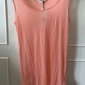 NOA NOA LINNE -  XL - Ett linne från Noa Noa, helt ny och oanvänd. Färgen är mer pastell i verkligheten än i bilden. Materialet är jättetunt och luftigt, skönt när det är varmt. Storlek XL, men den är stretchig så kan has av mindre storlekar. PM för mer info 💕💫