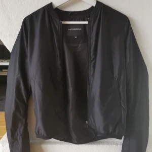 Tunn bomberjacka  - Relativt ny jacka, använt Max 3 ggr. Hänger in den i garderoben och sen när jag tar ut den är den för liten, så absolut inget fel på den. Ny pris 500kr