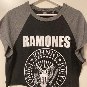 Oversized t-shirt som är avklippt med Ramones tryck. Frakt tillkommer, skriv vid ev. frågor :))