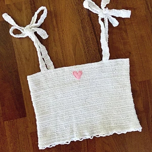 Croptop - Supersöt croptop med ett litet rosa hjärta. 