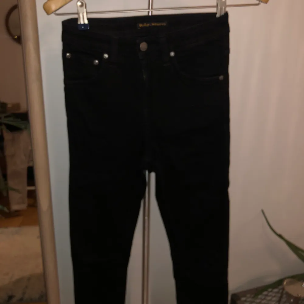 Nudie jeans som är klippta till ca en 30 längd funkar bra på mig som är ca 160 . Jeans & Byxor.