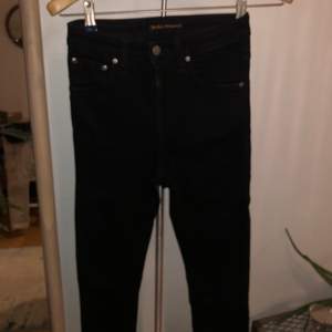 Nudie jeans som är klippta till ca en 30 längd funkar bra på mig som är ca 160 