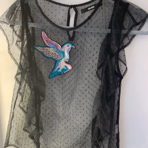 En ”nät” t-shirt som är en sommar dröm - Jätte söt genomskinlig t-shirt som är perfekt till sommaren man kan ha va man vill under den är i storlek S och har använt den några gånger men är i jätte bra skick