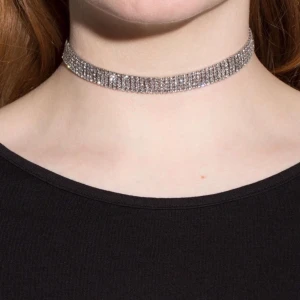 Diamant choker halsband  - Diamond choker  Choker med strassrand - En choker i metall utsmyckad med fem rader av små strassränder. Justerbar längd.   Mått: 30 cm + 8 cm Material: Metall l Glas  Nypris: 149kr Mitt pris: 79kr Möts upp runt t-centralen 