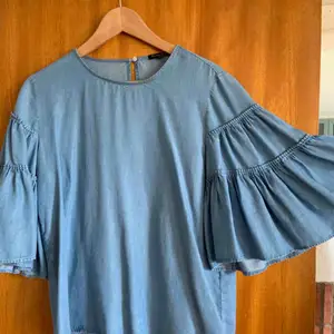Fin skjorta/blus från Massimo Dutti. Kan mötas i Uppsala eller frakta. Hör av dig för fler bilder eller frågor 🥰