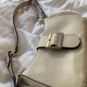 beige handväska🤩 - säljer min beige vita väska pågrund av att den aldrig kommit till andvändning!! budgivning, bud på : 200