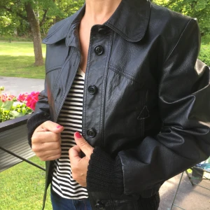 Skinnjacka - Gianonne for Brutus Rex. Finns i Stockholm, Söderort. Köparen står för frakt.