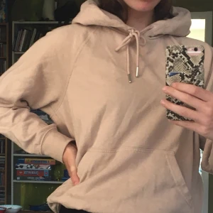 Rosa/beige hoodie - Skön hoodie med stor luva från H&m. Aldrig använd, bara testad. Säljer pga fel storlek. Nypris 249:-