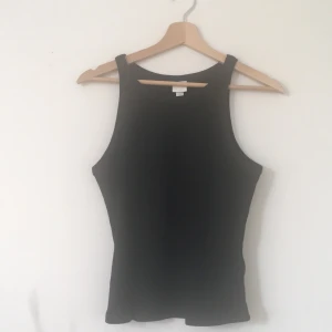 Ribbat linne HM - Ribbat svart linne från HM med prislapp kvar! Pris ink frakt. 