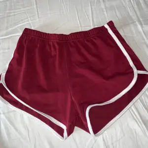 Trendiga shorts i vinröd färg. De är i storlek Xs/S. Pris kan diskuteras!