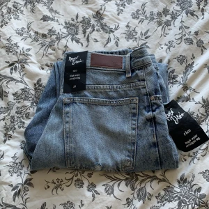 High wasit, Straight leg rico jeans - Dessa super snygga jeansen från bik bok som tyvärr var förstora, bara testat men aldrig använt de. (JAG STÅR INTE FÖR POSTENS SLARV) köparen står för för frakten som tillkommer :))