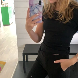 H&M - två pack t-shirtar, en vit och en svart. Båda i storlek XS och i bra skick.