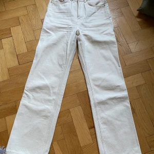 Weekday jeans Row - Hög midja, vida raka ben. Färg ecru