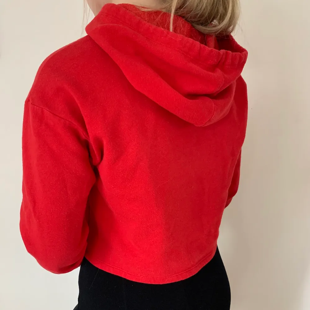 Kort, röd hoodie ifrån H&M. Nypriset var ca 150 kr och säljer nu för 70 kr. Kan mötas upp eller skicka.. Tröjor & Koftor.