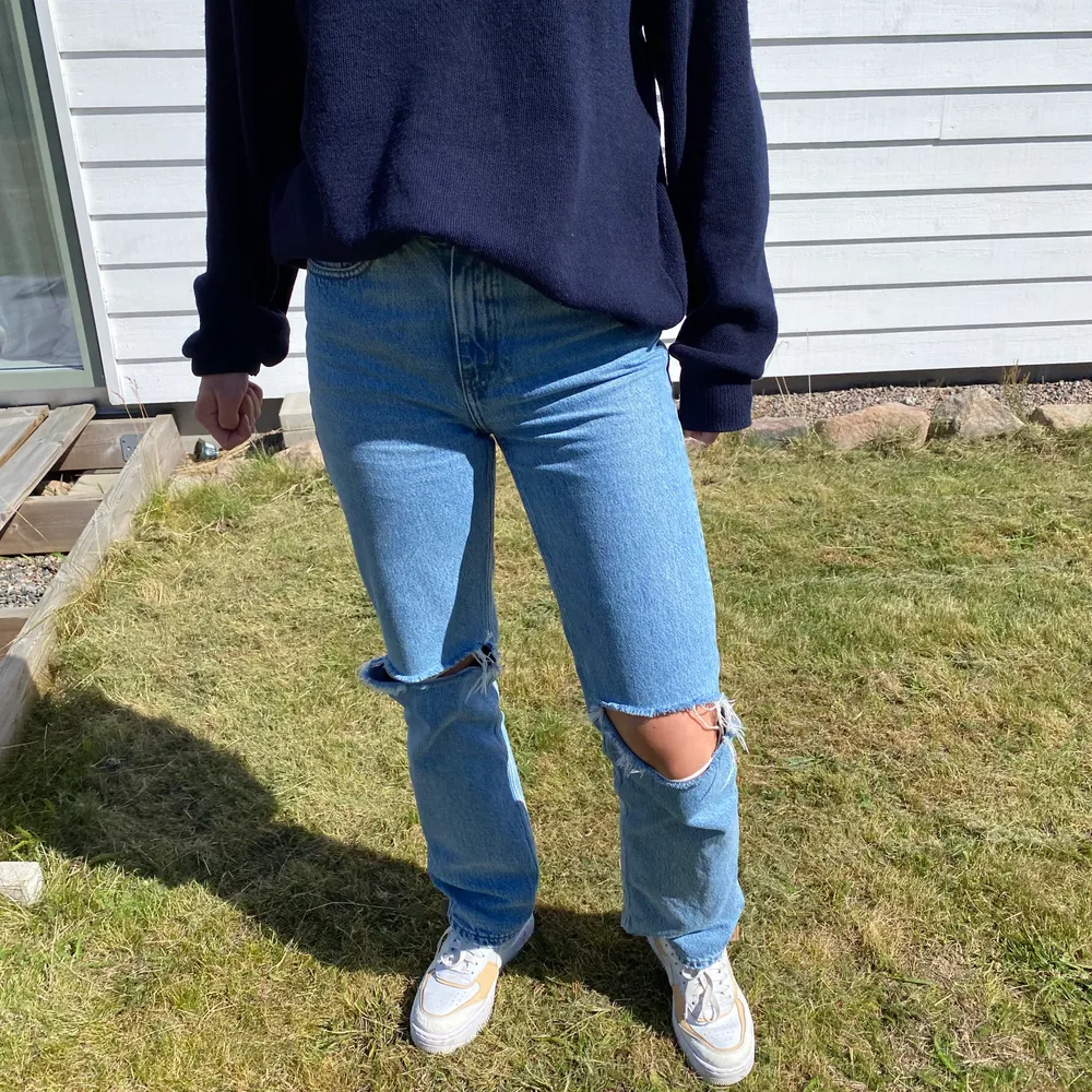 Jeans från weekday som jag klippt hål i själv, storlek W26 L32. Jeans & Byxor.