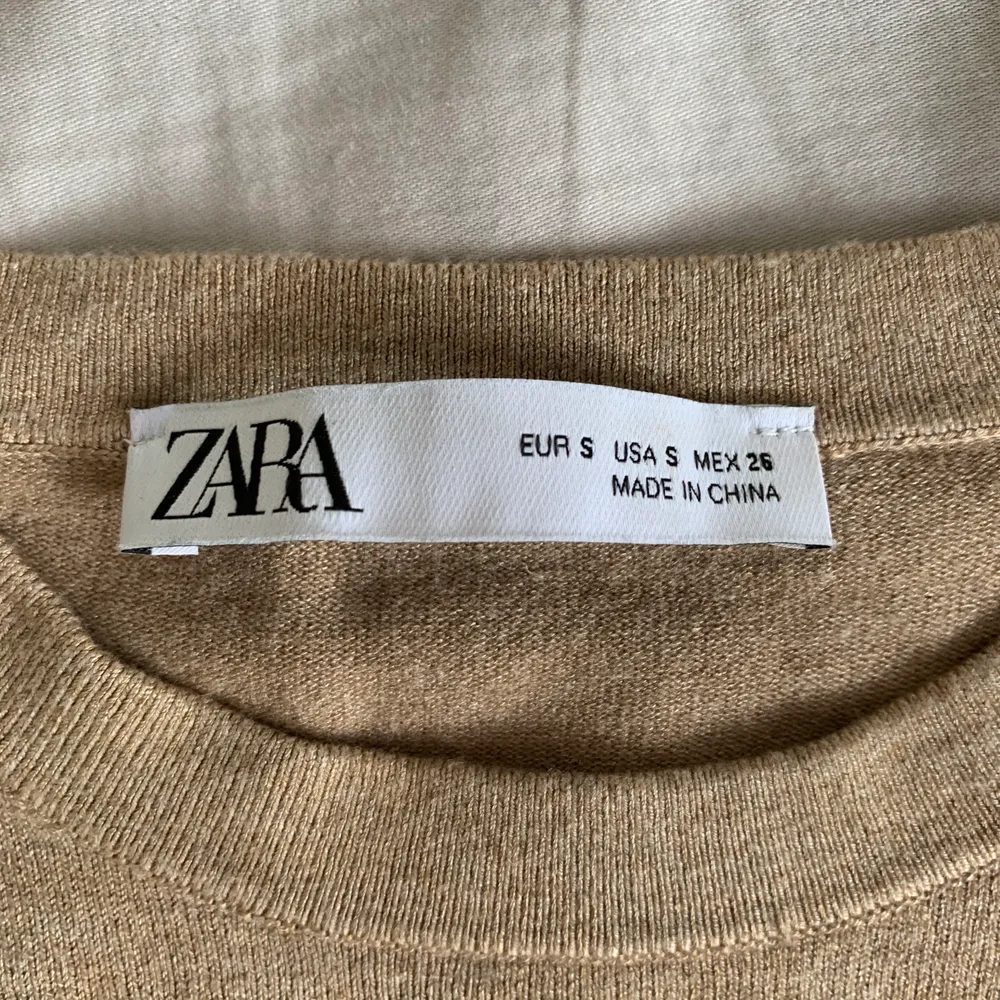 Supermjuk o skön långärmad tröja från Zara, inköpt för 249, använd 1-2 gånger, väldigt fint skick 💜. Tröjor & Koftor.