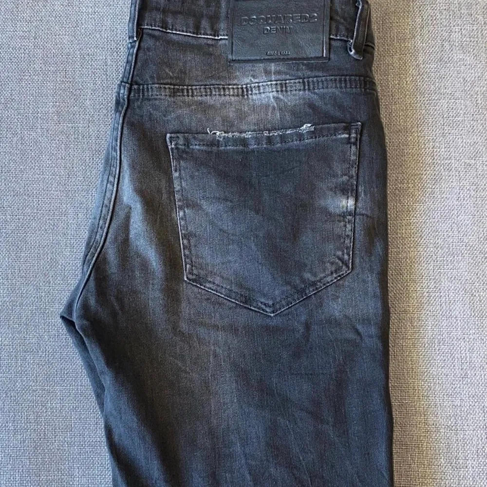 dsq2 jeans helsvarta storlek 52 ( 34-32 ). Jeans & Byxor.