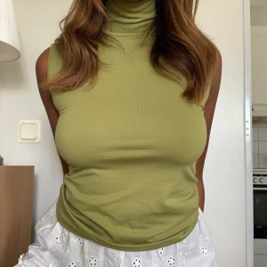 Humana tröja  - Tröja från humana second hand! Framgår ej storlek men den passar mig som är en S. Köpare står för frakt!! 💓💓💓